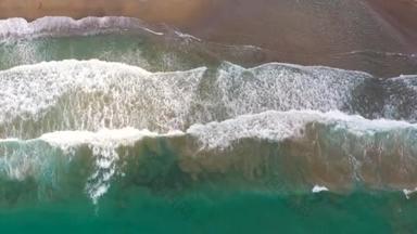 从空中俯瞰地中海海岸,海浪到达荒芜的沙滩.希腊克里特岛美丽的度假和旅游目的地.